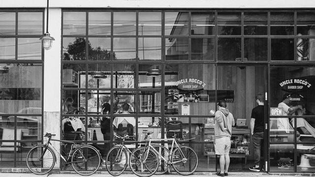 uncle-roccos-barber-shop-melbourne-lighting